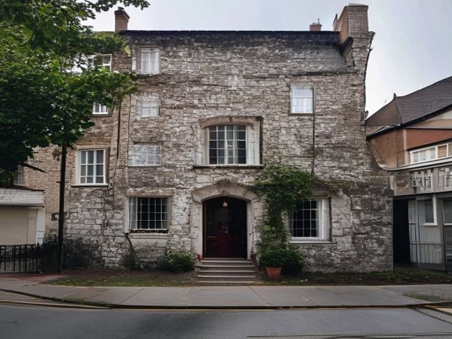 Three-storey stone terrace, Harrogate — photo 1